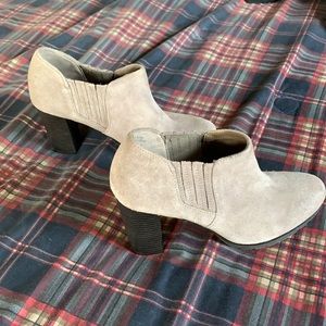 White mountain ,light tan booties 10M